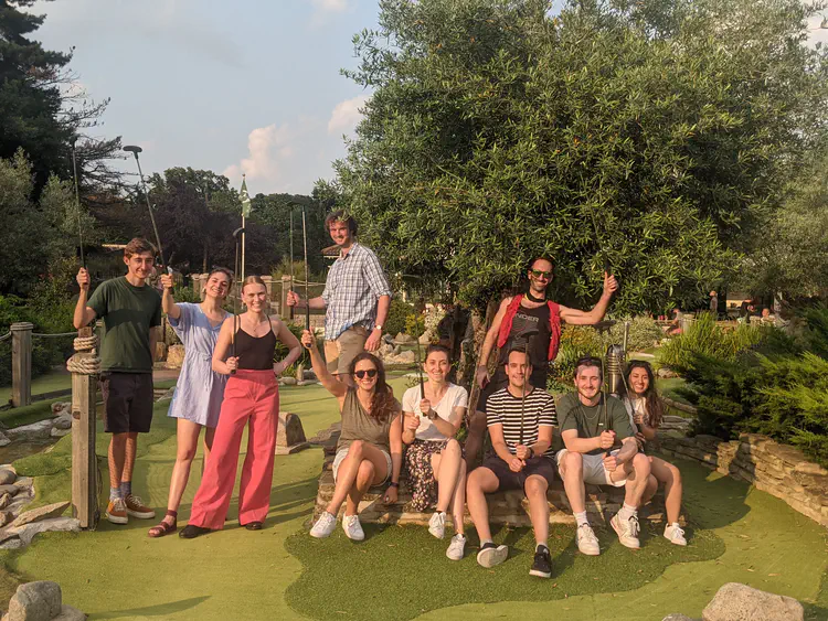 Lab's minigolfing social